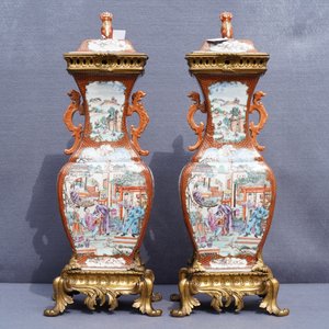 Een paar grote Chinese famille rose 'mandarijnse' dekselvazen met verguld bronzen montuur, Qianlong — foto 22