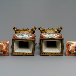 Een paar grote Chinese famille rose 'mandarijnse' dekselvazen met verguld bronzen montuur, Qianlong — foto 5