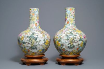 Een paar grote Chinese famille rose millefleurs vazen, Qianlong merk, 19/20e eeuw