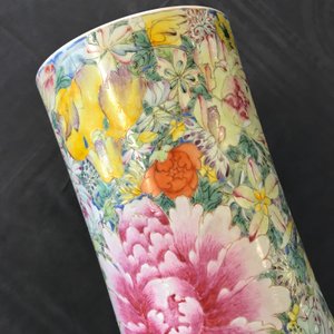 Een paar grote Chinese famille rose millefleurs vazen, Qianlong merk, 19/20e eeuw — foto 20