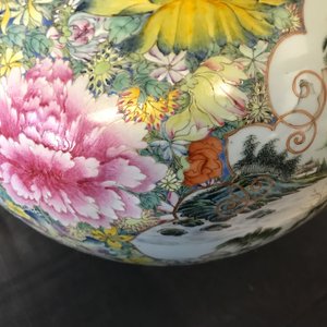Een paar grote Chinese famille rose millefleurs vazen, Qianlong merk, 19/20e eeuw — foto 25