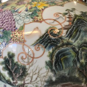 Een paar grote Chinese famille rose millefleurs vazen, Qianlong merk, 19/20e eeuw — foto 33
