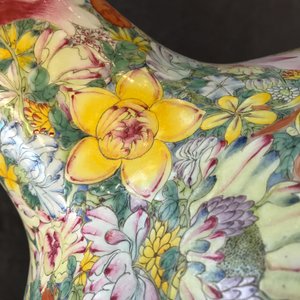 Een paar grote Chinese famille rose millefleurs vazen, Qianlong merk, 19/20e eeuw — foto 44