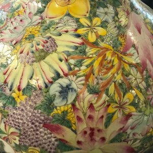 Een paar grote Chinese famille rose millefleurs vazen, Qianlong merk, 19/20e eeuw — foto 53