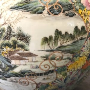 Een paar grote Chinese famille rose millefleurs vazen, Qianlong merk, ca. 1900 — foto 36
