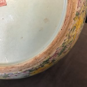 Een paar grote Chinese famille rose millefleurs vazen, Qianlong merk, ca. 1900 — foto 42