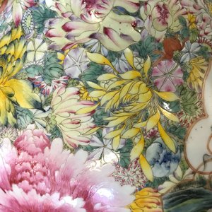 Een paar grote Chinese famille rose millefleurs vazen, Qianlong merk, ca. 1900 — foto 45