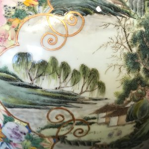 Een paar grote Chinese famille rose millefleurs vazen, Qianlong merk, ca. 1900 — foto 47