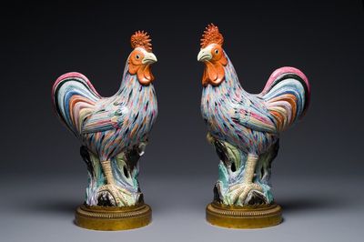 Een paar grote Chinese famille rose modellen van hanen met vergulde bronzen monturen, Qianlong