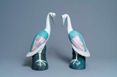 Een paar grote Chinese famille rose modellen van kraanvogels, 20e eeuw