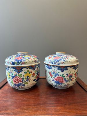 Een paar grote Chinese famille rose potten met deksels en floraal decor, Qianlong — foto 1