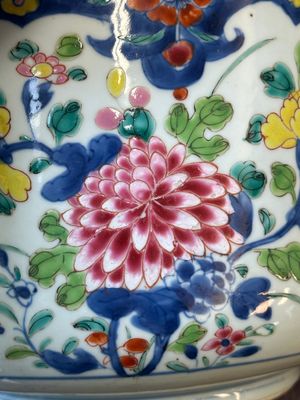 Een paar grote Chinese famille rose potten met deksels en floraal decor, Qianlong — foto 12