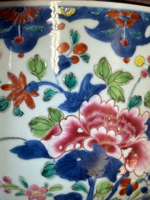 Een paar grote Chinese famille rose potten met deksels en floraal decor, Qianlong — foto 14