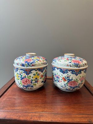 Een paar grote Chinese famille rose potten met deksels en floraal decor, Qianlong — foto 4