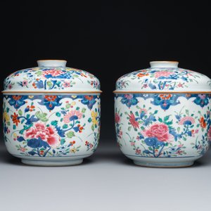 Een paar grote Chinese famille rose potten met deksels en floraal decor, Qianlong — foto 1