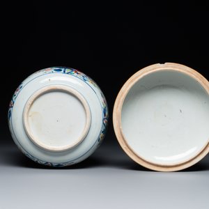 Een paar grote Chinese famille rose potten met deksels en floraal decor, Qianlong — foto 7