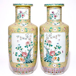 Een paar grote Chinese famille rose rouleau vazen met gele fondkleur, 19/20e eeuw — foto 3