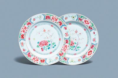 Een paar grote Chinese famille rose schotels met floraal decor, Yongzheng/Qianlong