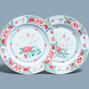 Een paar grote Chinese famille rose schotels met floraal decor, Yongzheng/Qianlong — foto 1