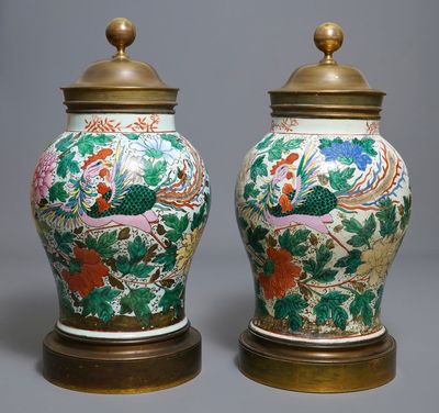Een paar grote Chinese famille rose vazen met bronzen monturen, 19e eeuw