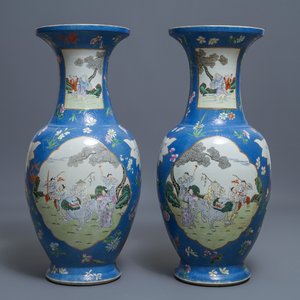 Een paar grote Chinese famille rose vazen met figuren op blauwe fondkleur, Qianlong merk, 19e eeuw — foto 1