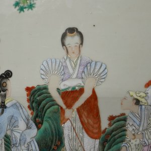 Een paar grote Chinese famille rose vazen met figuren op blauwe fondkleur, Qianlong merk, 19e eeuw — foto 15