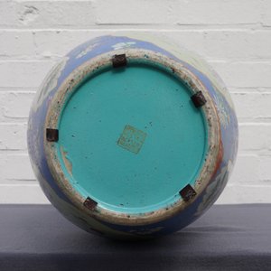 Een paar grote Chinese famille rose vazen met figuren op blauwe fondkleur, Qianlong merk, 19e eeuw — foto 17