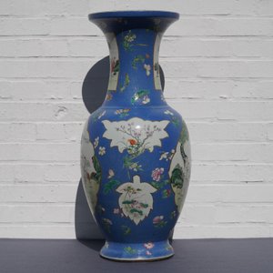 Een paar grote Chinese famille rose vazen met figuren op blauwe fondkleur, Qianlong merk, 19e eeuw — foto 19
