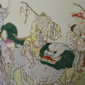 Een paar grote Chinese famille rose vazen met figuren op blauwe fondkleur, Qianlong merk, 19e eeuw — foto 22