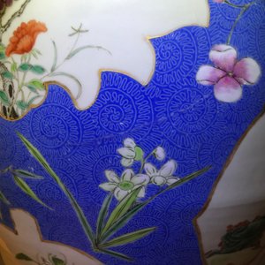 Een paar grote Chinese famille rose vazen met figuren op blauwe fondkleur, Qianlong merk, 19e eeuw — foto 33