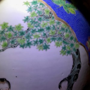 Een paar grote Chinese famille rose vazen met figuren op blauwe fondkleur, Qianlong merk, 19e eeuw — foto 36