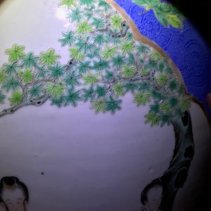 Een paar grote Chinese famille rose vazen met figuren op blauwe fondkleur, Qianlong merk, 19e eeuw — foto 37