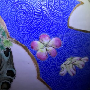 Een paar grote Chinese famille rose vazen met figuren op blauwe fondkleur, Qianlong merk, 19e eeuw — foto 39
