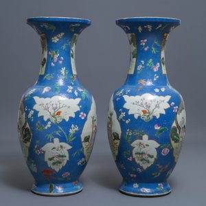 Een paar grote Chinese famille rose vazen met figuren op blauwe fondkleur, Qianlong merk, 19e eeuw — foto 4