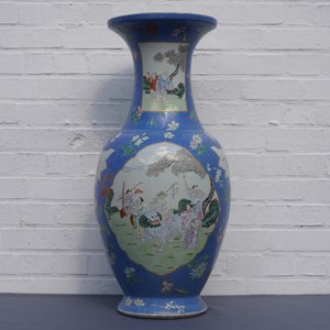 Een paar grote Chinese famille rose vazen met figuren op blauwe fondkleur, Qianlong merk, 19e eeuw — foto 9