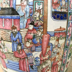 Een paar grote Chinese famille rose vazen met hofscènes, 19e eeuw — foto 16