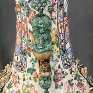Een paar grote Chinese famille rose vazen met hofscènes, 19e eeuw — foto 18