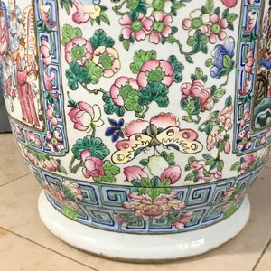 Een paar grote Chinese famille rose vazen met hofscènes, 19e eeuw — foto 20