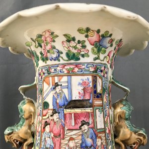 Een paar grote Chinese famille rose vazen met hofscènes, 19e eeuw — foto 21