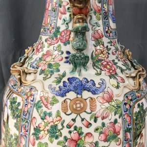 Een paar grote Chinese famille rose vazen met hofscènes, 19e eeuw — foto 29