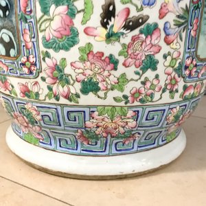 Een paar grote Chinese famille rose vazen met hofscènes, 19e eeuw — foto 31