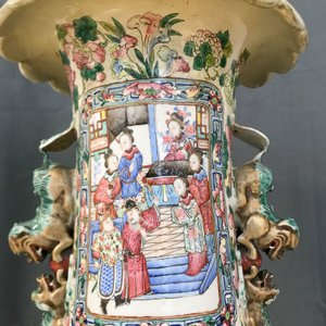 Een paar grote Chinese famille rose vazen met hofscènes, 19e eeuw — foto 35
