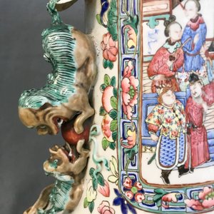 Een paar grote Chinese famille rose vazen met hofscènes, 19e eeuw — foto 36
