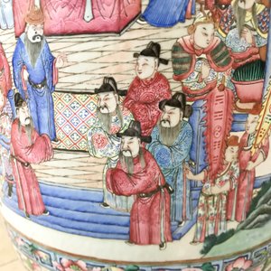 Een paar grote Chinese famille rose vazen met hofscènes, 19e eeuw — foto 40