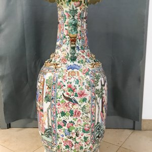 Een paar grote Chinese famille rose vazen met hofscènes, 19e eeuw — foto 41