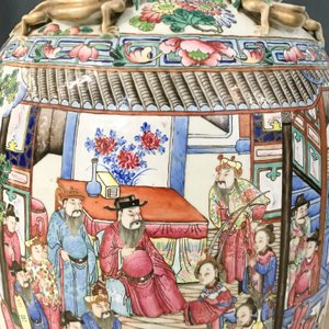 Een paar grote Chinese famille rose vazen met hofscènes, 19e eeuw — foto 49