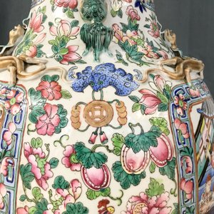Een paar grote Chinese famille rose vazen met hofscènes, 19e eeuw — foto 53