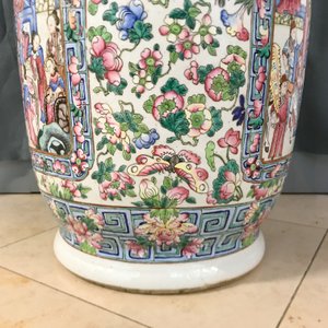 Een paar grote Chinese famille rose vazen met hofscènes, 19e eeuw — foto 55