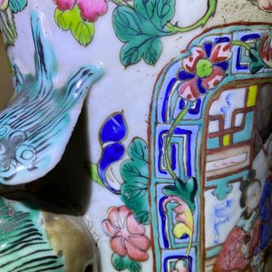 Een paar grote Chinese famille rose vazen met hofscènes, 19e eeuw — foto 67