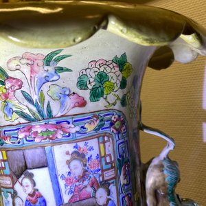 Een paar grote Chinese famille rose vazen met hofscènes, 19e eeuw — foto 68
